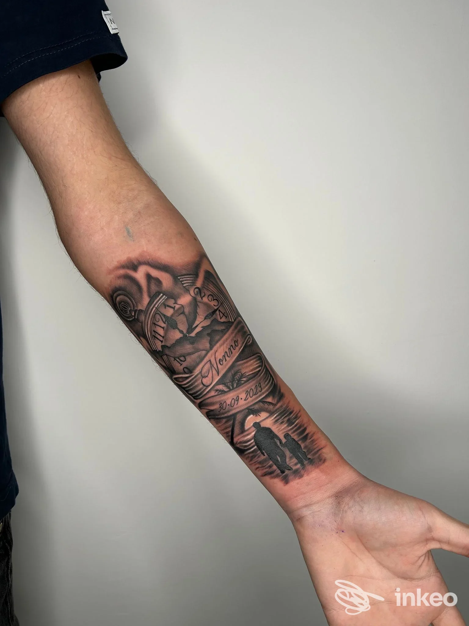 Braccio destro con una tatuaggio a manica parziale visibile sulla pelle, con dettagli in nero, foto scattata in studio, Afragola (TS.Tattoo.Studio).