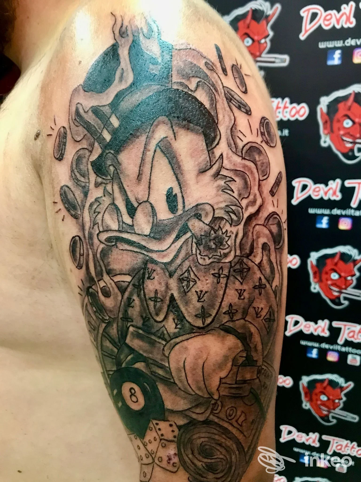 Tattoo visibile su braccio, stile cartoon/fumetto con linee nere e sfumature, scatto in studio a Napoli