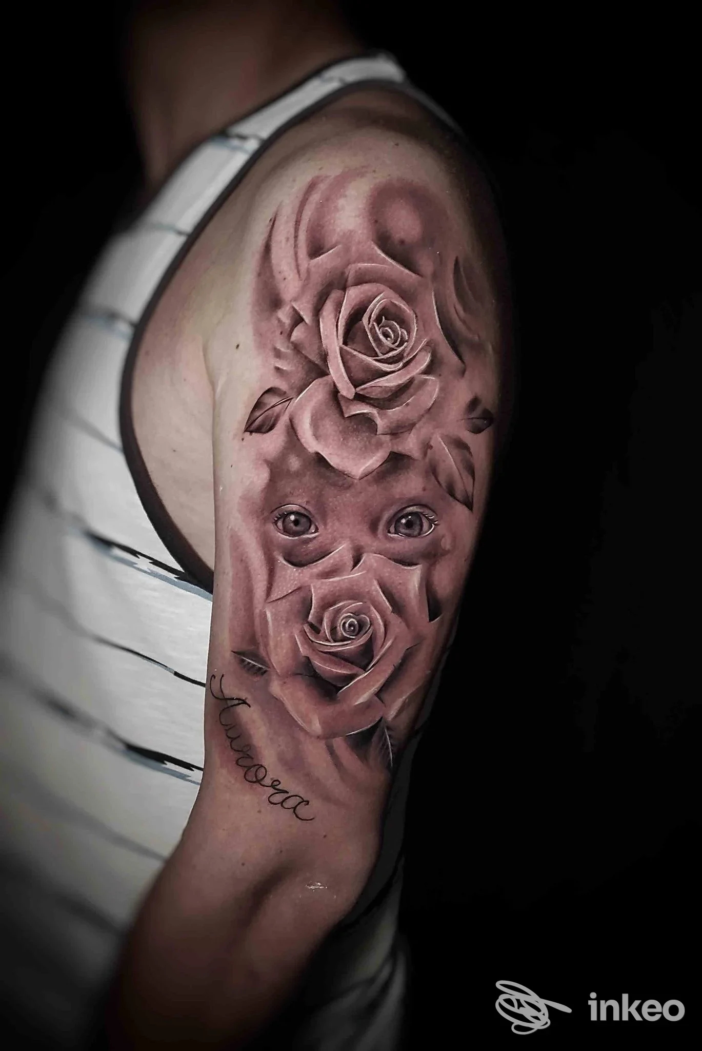 Tattoo sul braccio di una persona: due rose realistiche sfumate in tonalità rosate, con eventuali incisioni ombreggiate, su sfondo scuro.