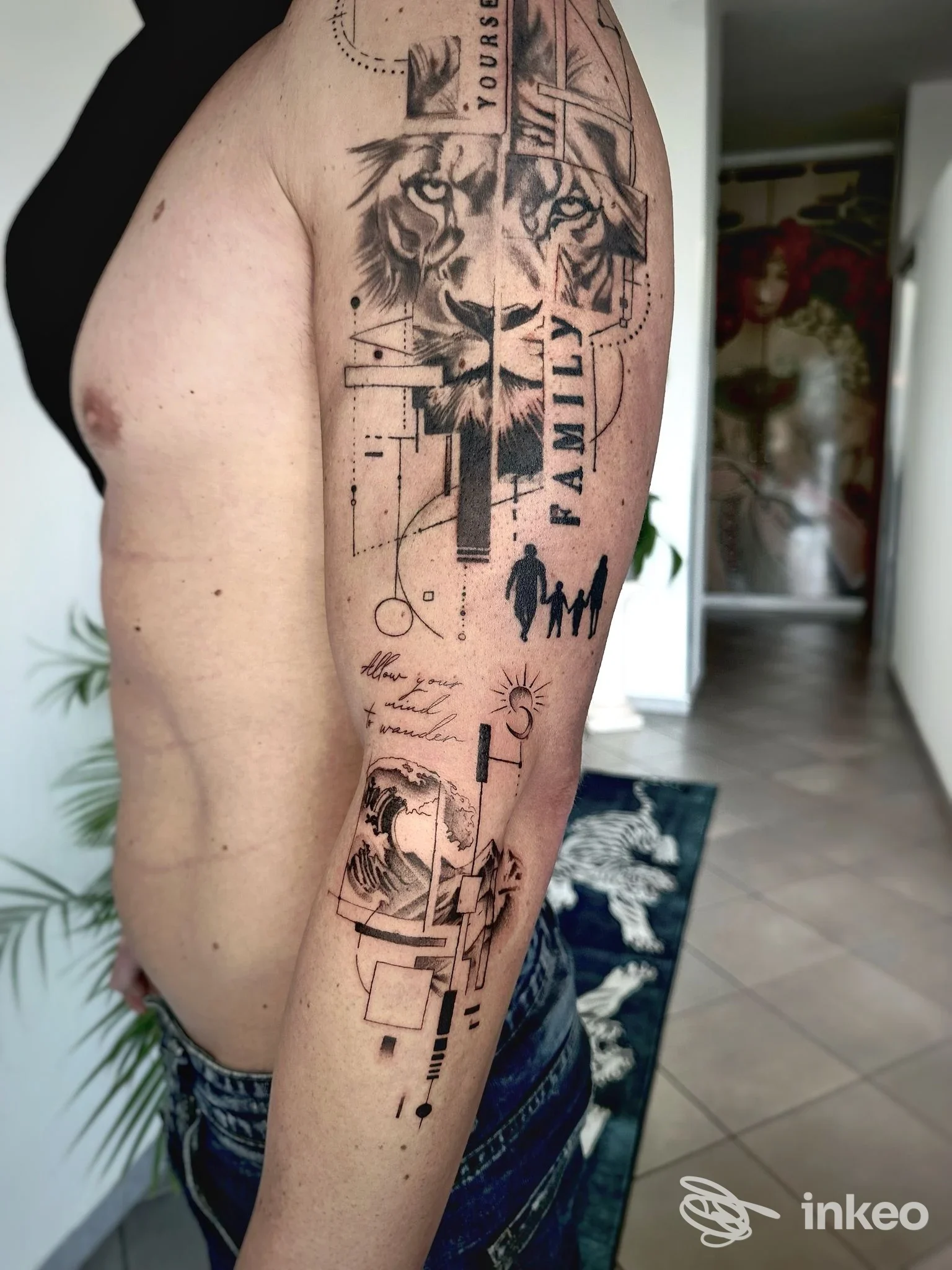Braccio sinistro con tatuaggio realistico di leone e motivi geometrici, stile linework, su pelle chiara.