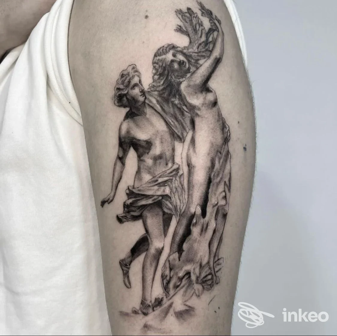 Tattoo greco classico raffigurante un uomo in corsa su braccio sinistro, realizzato sul braccio di un cliente; stile nero/grigio, dettaglio anatomico. pubblicato da White Horse a San Nicola la Strada.