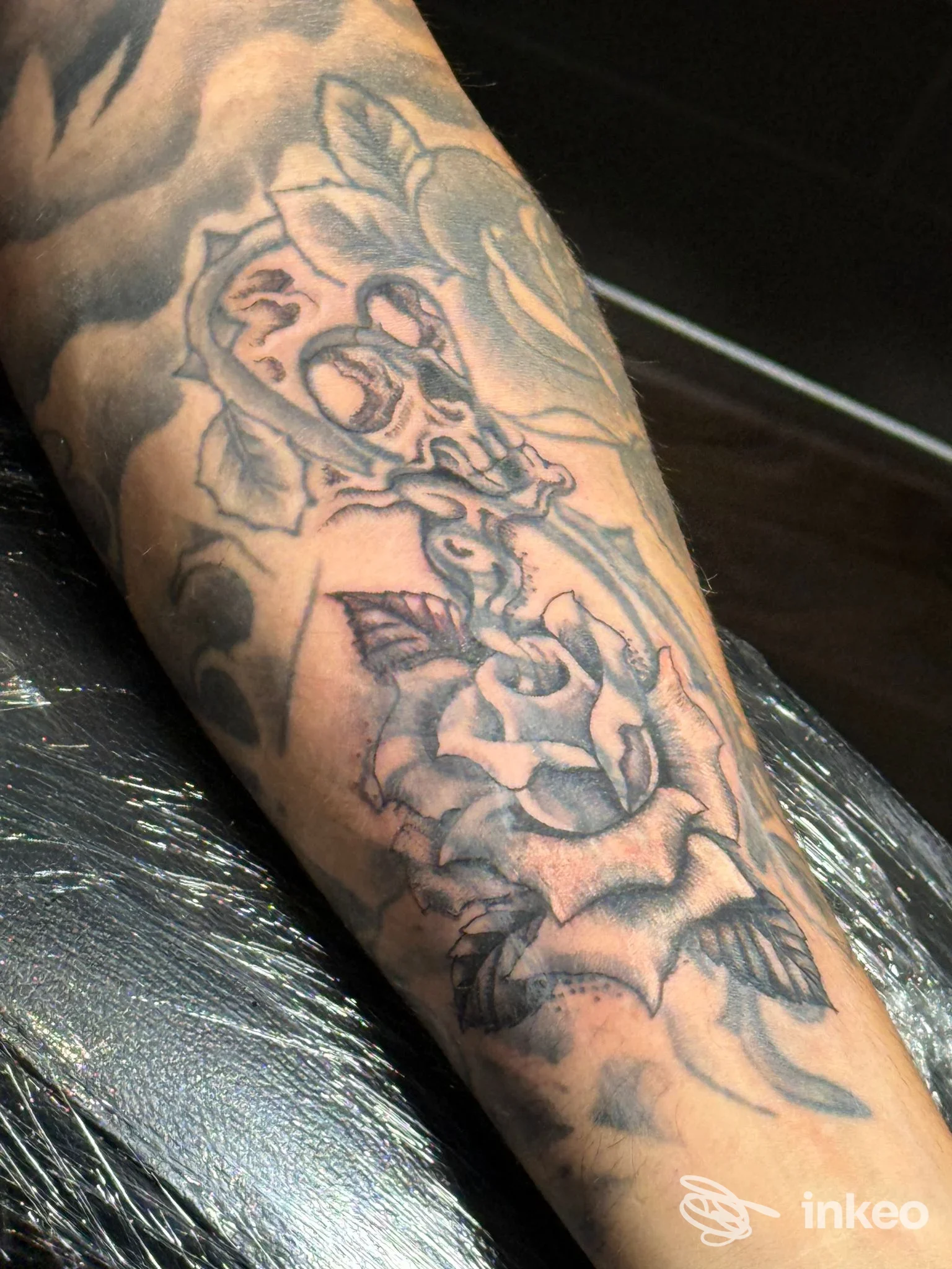 Tatuaggio visibile sull'avambraccio sinistro, con linee in nero e tonalità grigie; non è presente volto e non ci sono elementi di overlay social. Napoli, Tattoo Vibes Napoli.