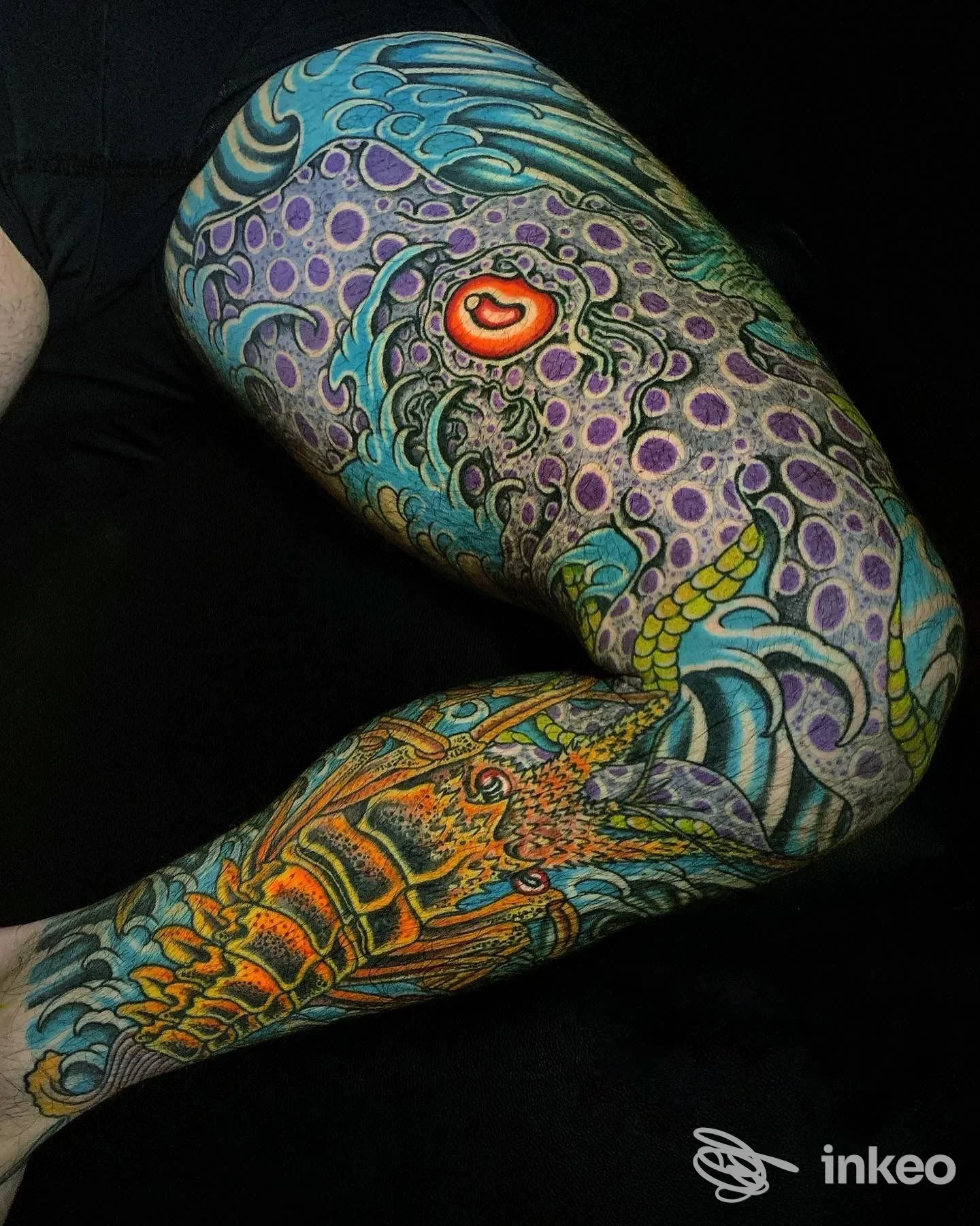 Particolare di una manica tatuata a colori su braccio, realizzato nello studio Tattoo Vibes Napoli, Napoli.