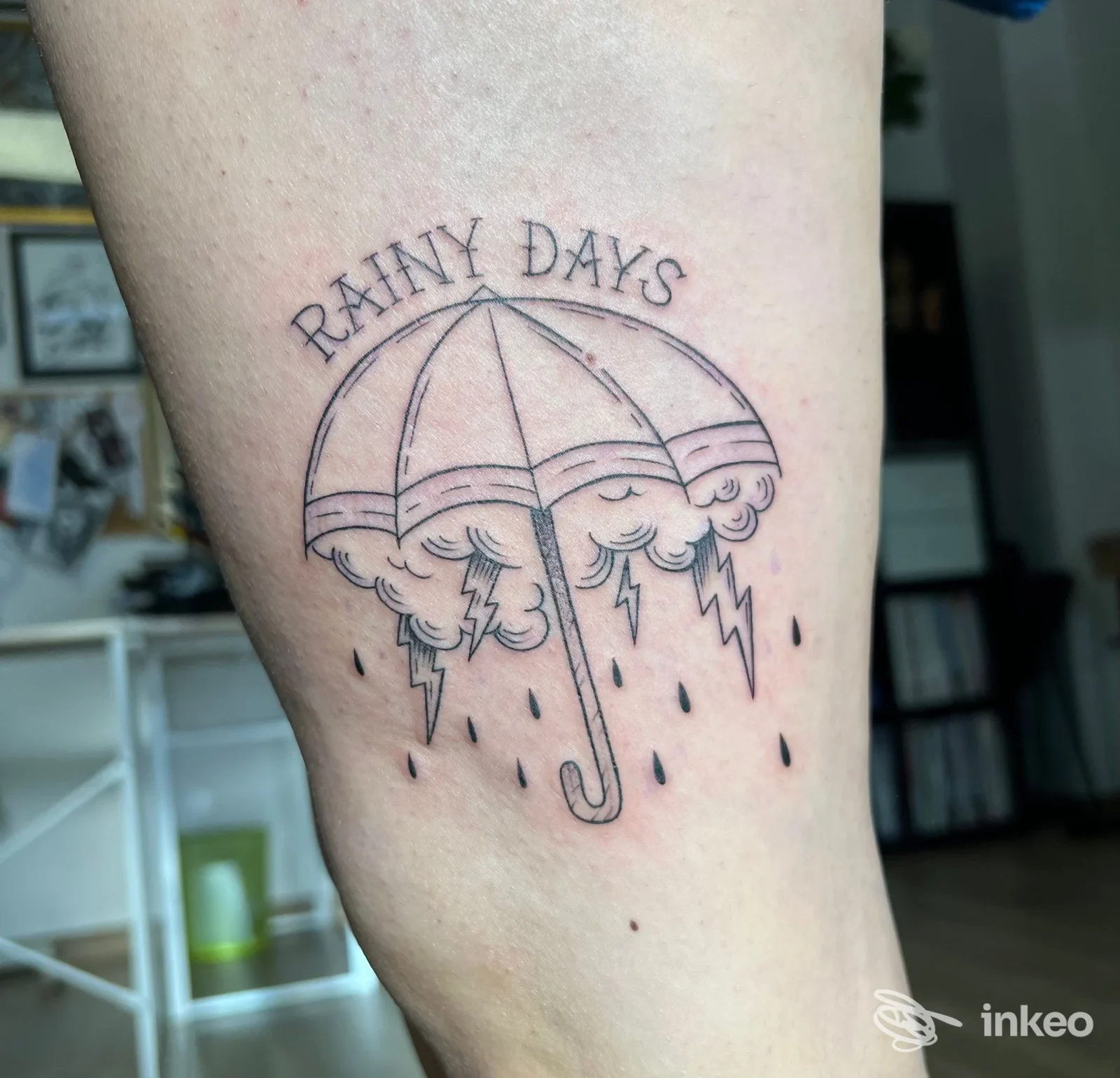 Tatuaggio su avambraccio raffigurante ombrello e pioggia, realizzato dallo studio Ritual Skin a Sala Consilina.