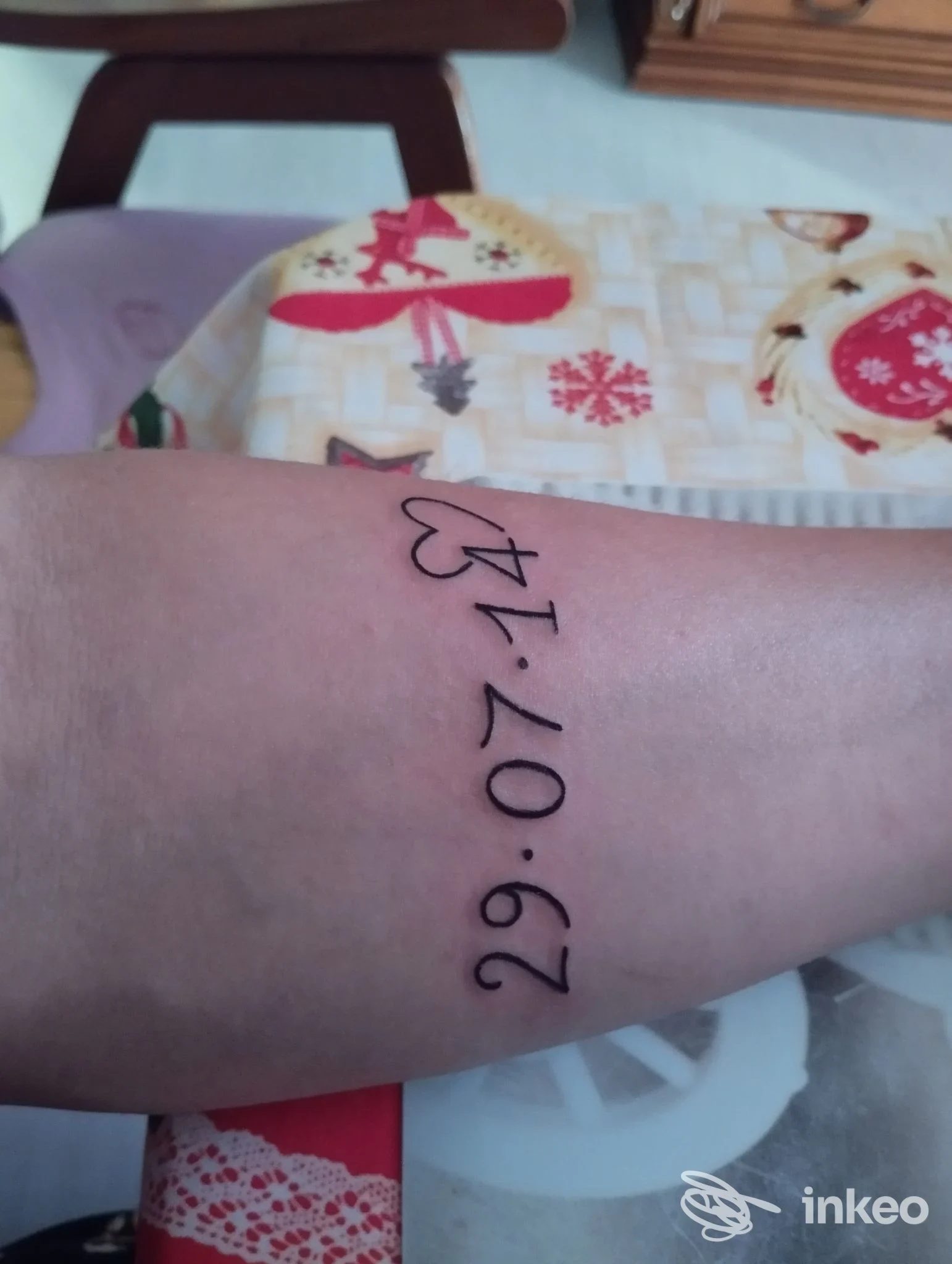 Tatuaggio corporeo visibile sull’avambraccio con una scritta in corsivo, realizzato sulla pelle. Studio Spartacus Tattoo, Santa Maria Capua Vetere.