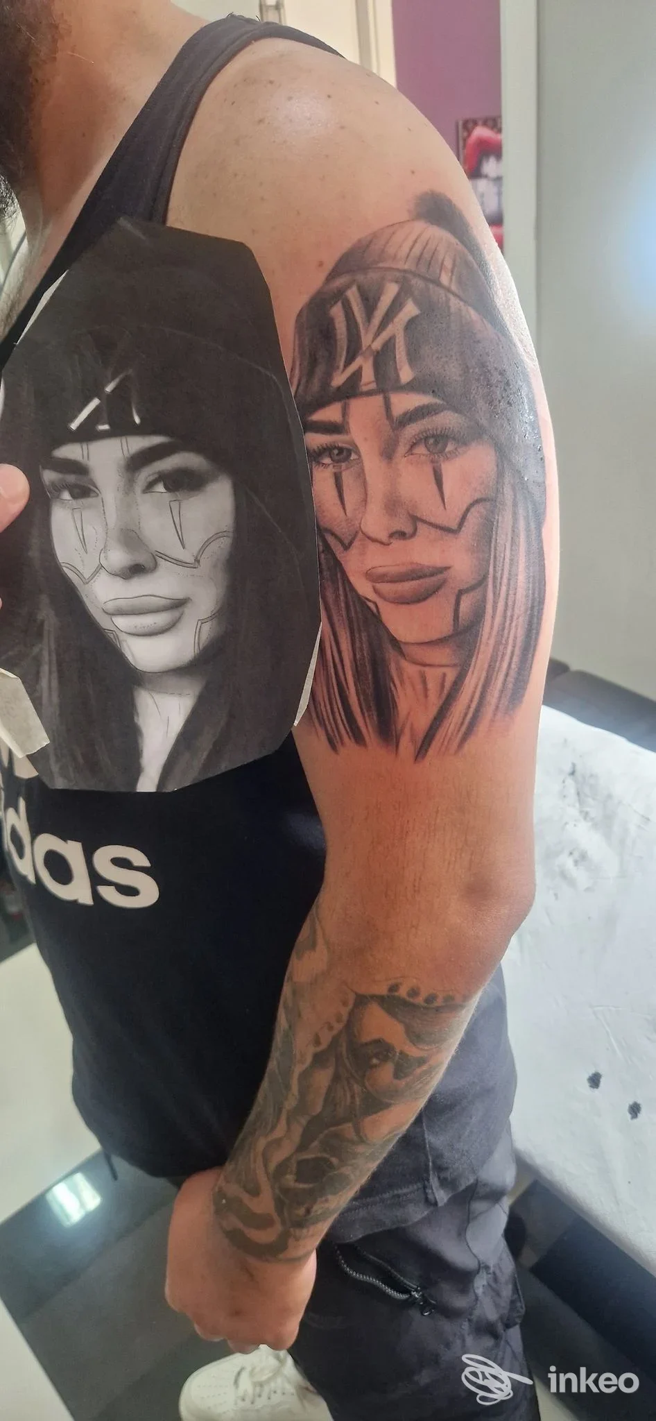 Due tatuaggi realistici in bianco e nero su braccio: uno ritratto di donna, con sfondo scuro, realizzati sul braccio di una persona presso Spartacus Tattoo a Santa Maria Capua Vetere.
