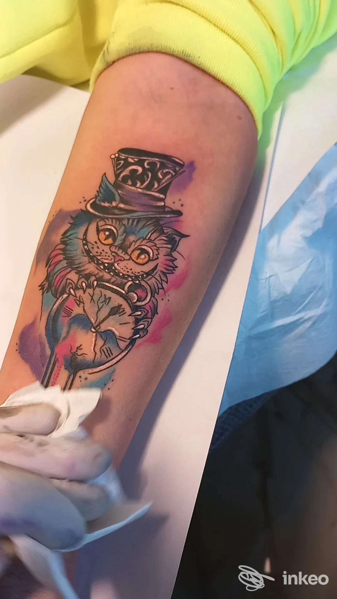 Tattoo colorato di gatto con cilindro e cappello, su avambraccio di una persona, eseguito nello studio Ac2 Tattoo a Sapri.