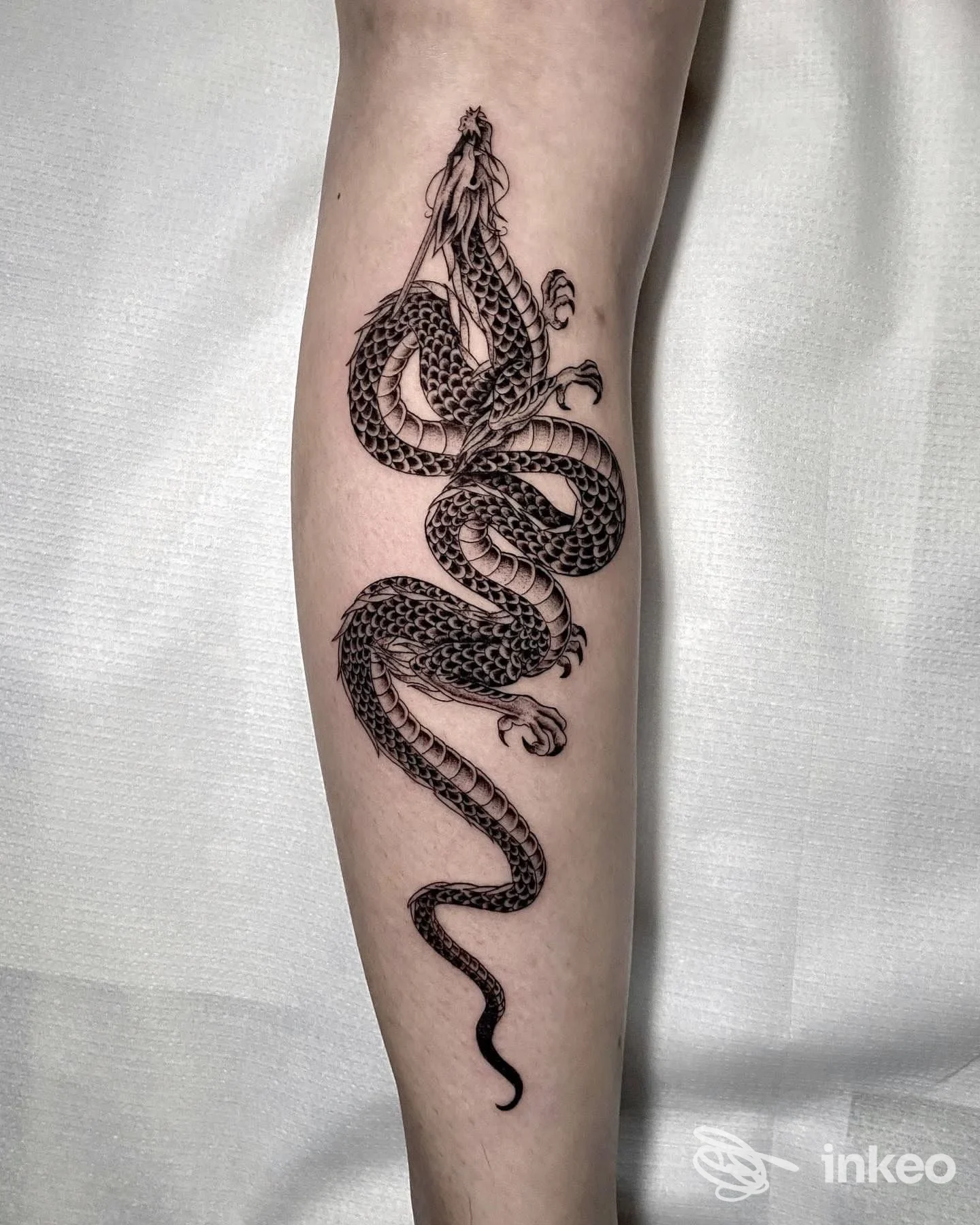 Tattoo di serpente nero su gamba, stile realistico, realizzato sulla pelle, studio B Side Tattoo, Napoli.
