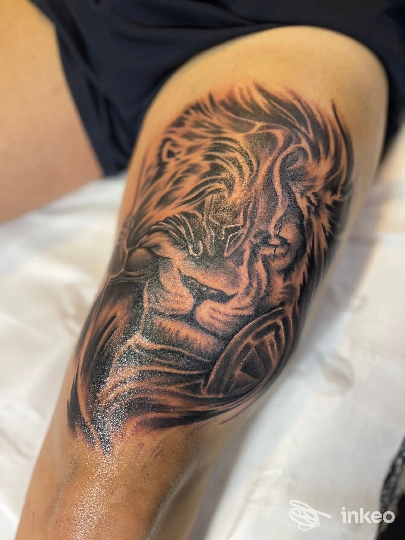 Tatuaggio realistico in bianco e nero su tessuto cutaneo, visibile su gamba, realizzato dallo studio Zeroinklab Tattoo, Marano di Napoli.