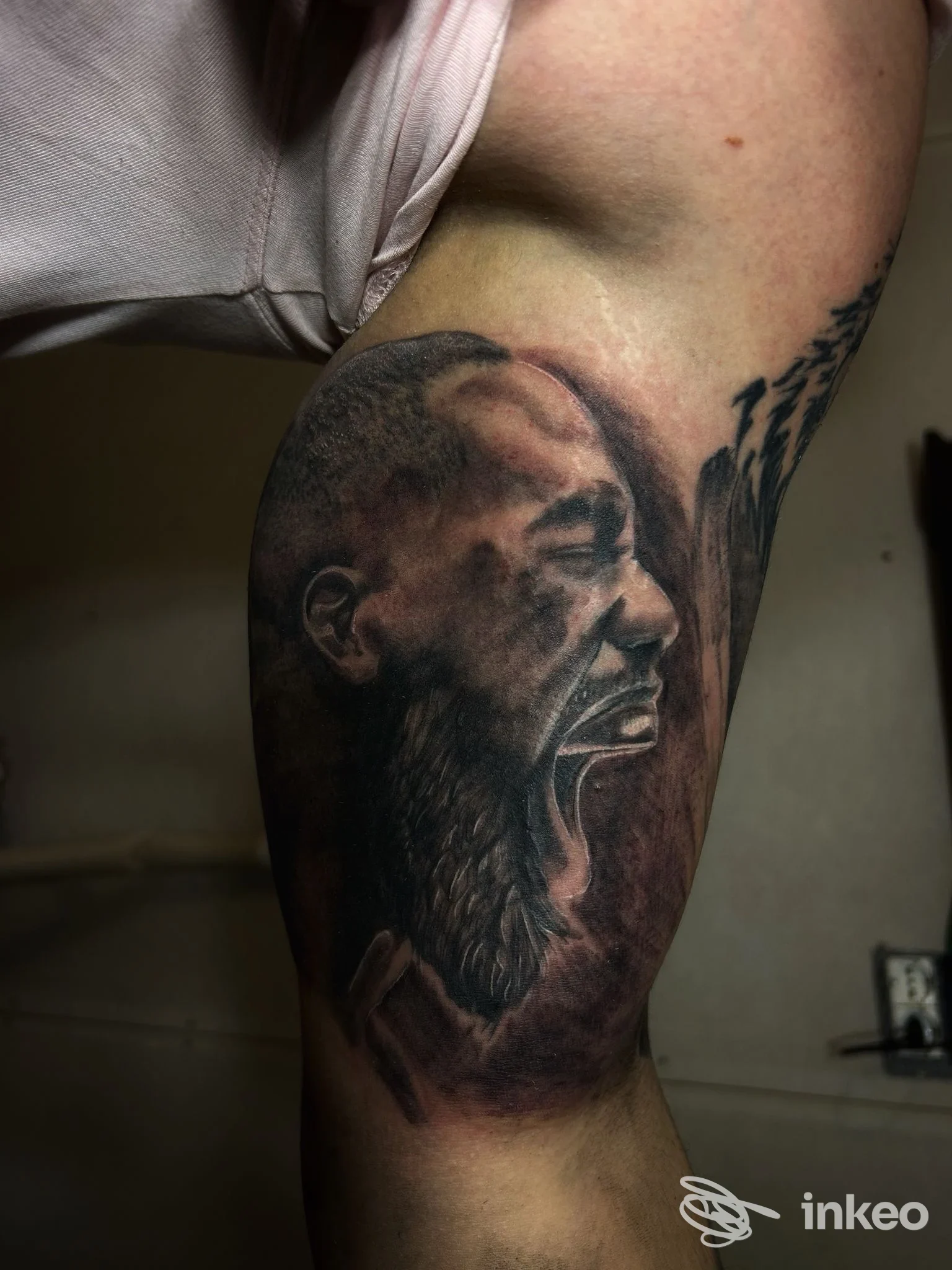Tattoo realistico sul polpaccio raffigurante una testa barbuta che urla, realizzato da Black Side Tattoo Studio a Cesa, Italia.