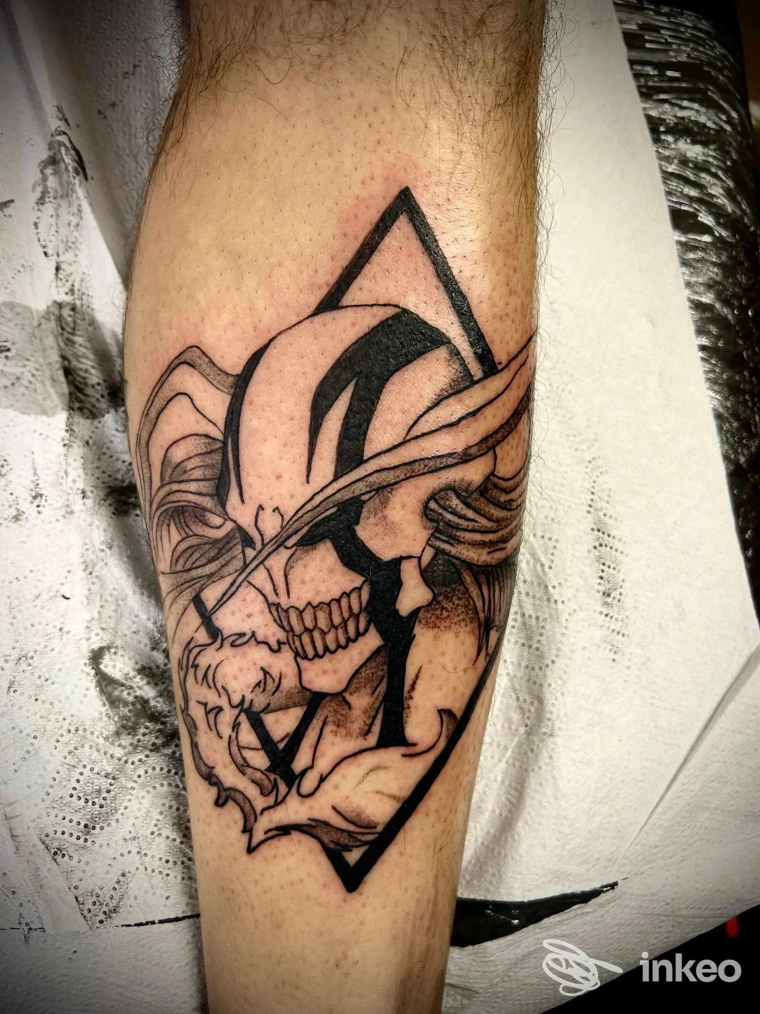 Tatuaggio in stile linework su avambraccio: teschio stilizzato inserito in figura geometrica nera su pelle chiara, realizzato dallo studio Black Side Tattoo Studio a Cesa.