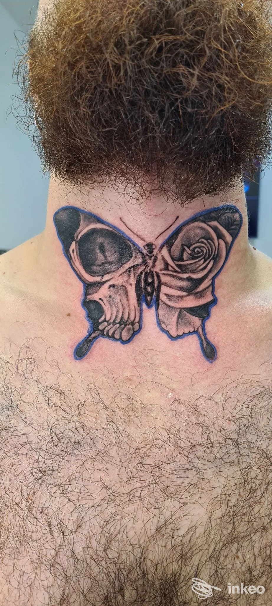 Tatuaggio sul collo: una scena con teschio e rosa in stile realistica, realizzato sulla pelle di questa persona a Castel Volturno presso DG ink Studio Tattoo e Piercing.