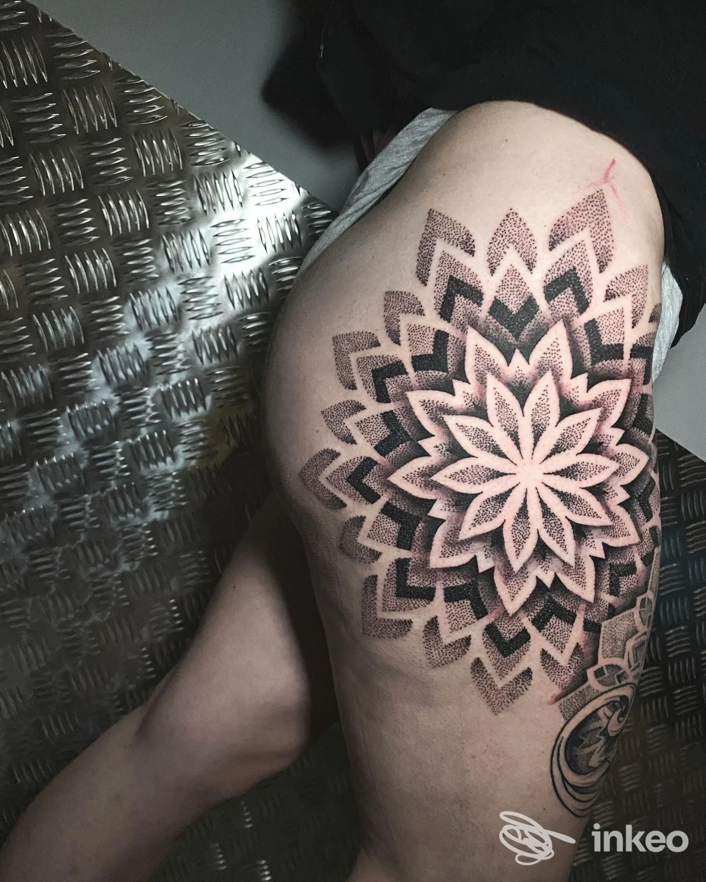 Tatuaggio geometrico a mandala su coscia, eseguito presso TattooSkilled a Pomigliano d'Arco.