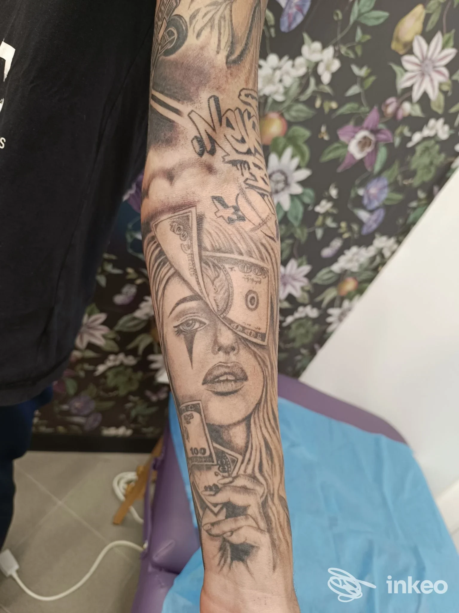 Tatuaggio sull'avambraccio realizzato da Purple Art Personal a Battipaglia: raffigurazione di una donna, banconote e motivi grafici.