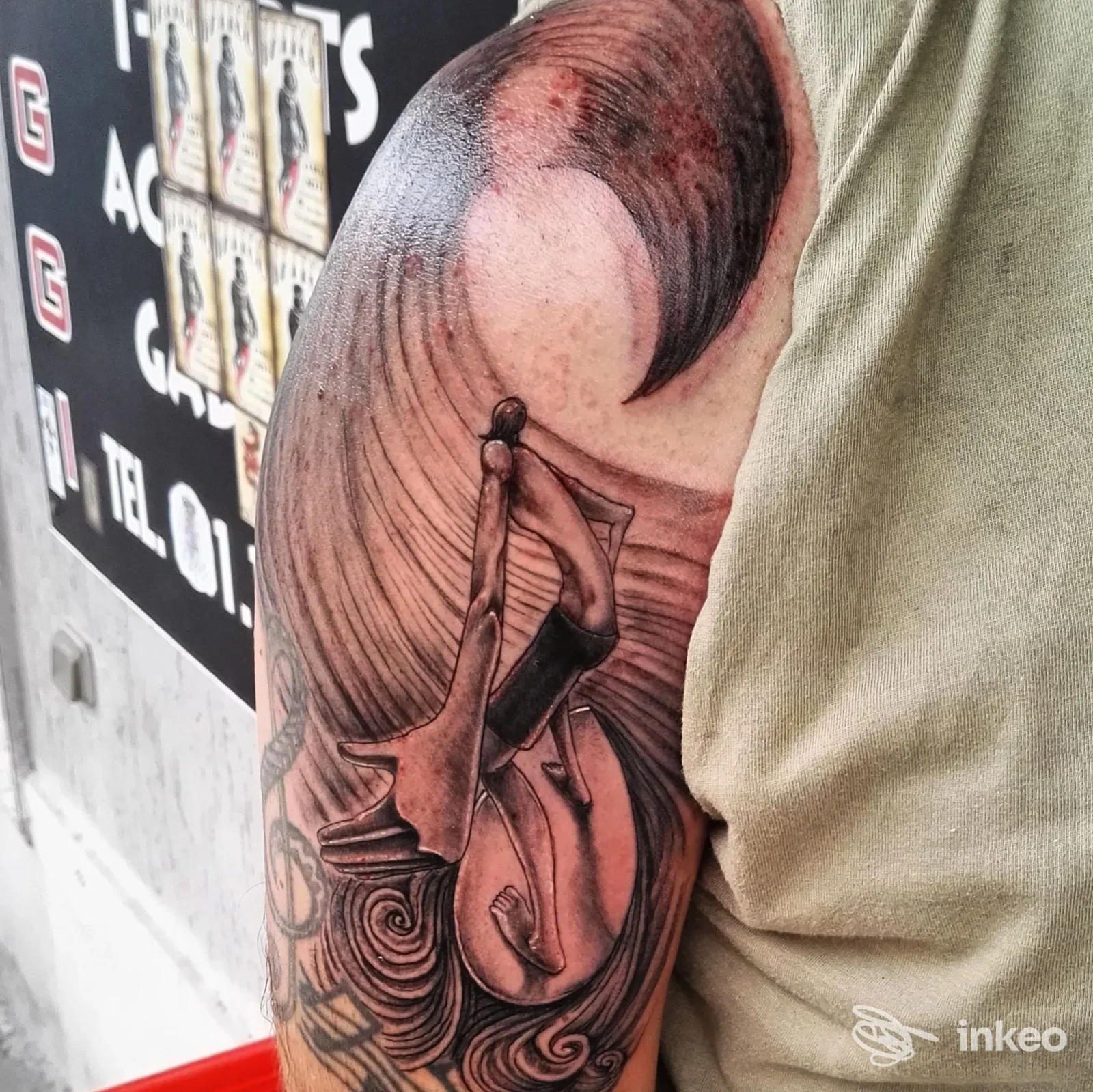 Tatuaggio realistico sul braccio di una persona, stile realistico con colori scuri e sfumature evidenti; eseguito sul tessuto cutaneo visibile, senza presenza di volto o elementi di social media.
