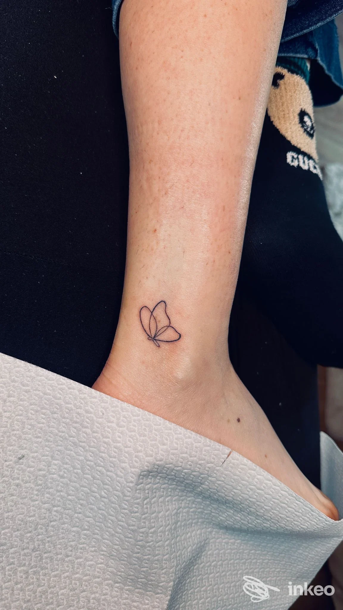 Tatuaggio minimalista a linee visibile sulla pelle del polso/avambraccio, realizzato nello studio Mara Cefalo Beauty Studio a Solofra.