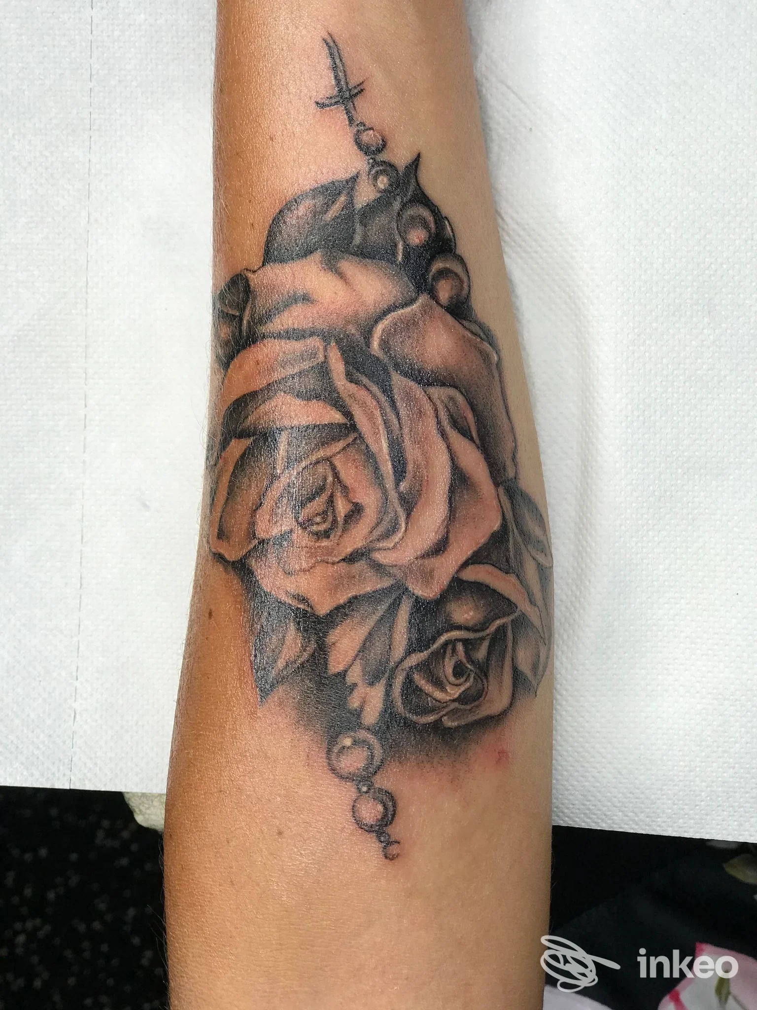 Tatuaggio realistico su avambraccio raffigurante rose, realizzato dallo studio Ewa Tattoo a Battipaglia.