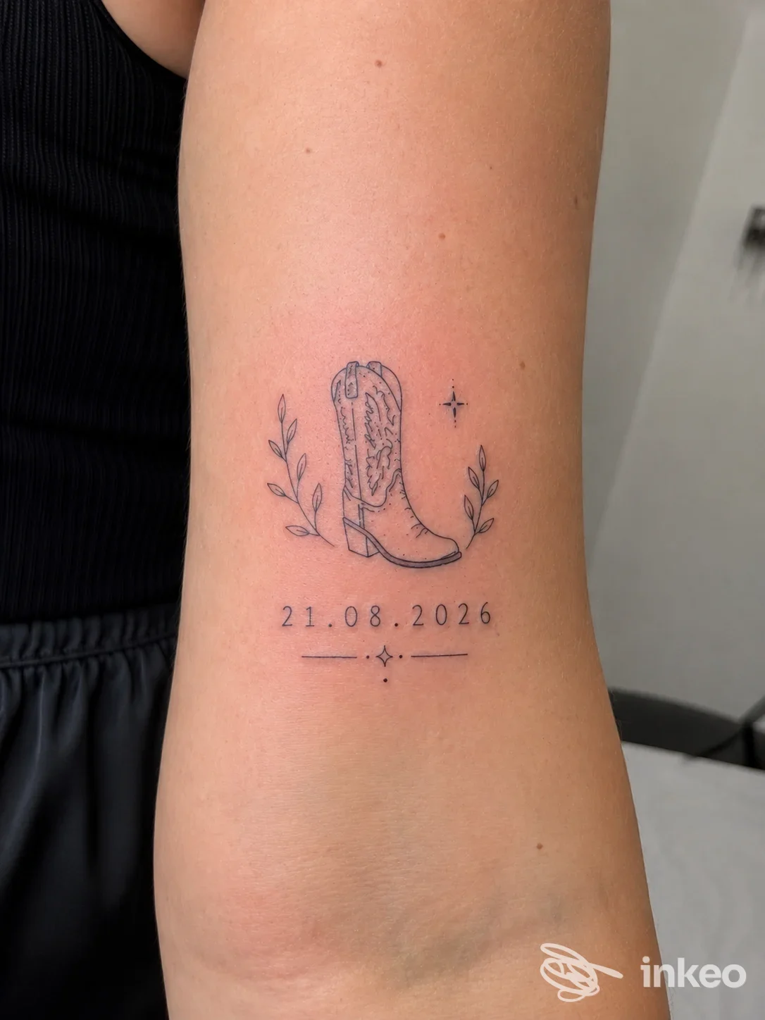 Tattoo su pelle raffigurante una stivale stilizzata con elementi vegetali ai lati e la data 21.08.2026, realizzato nello studio Wonder Tattoo Studio a Sorrento.
