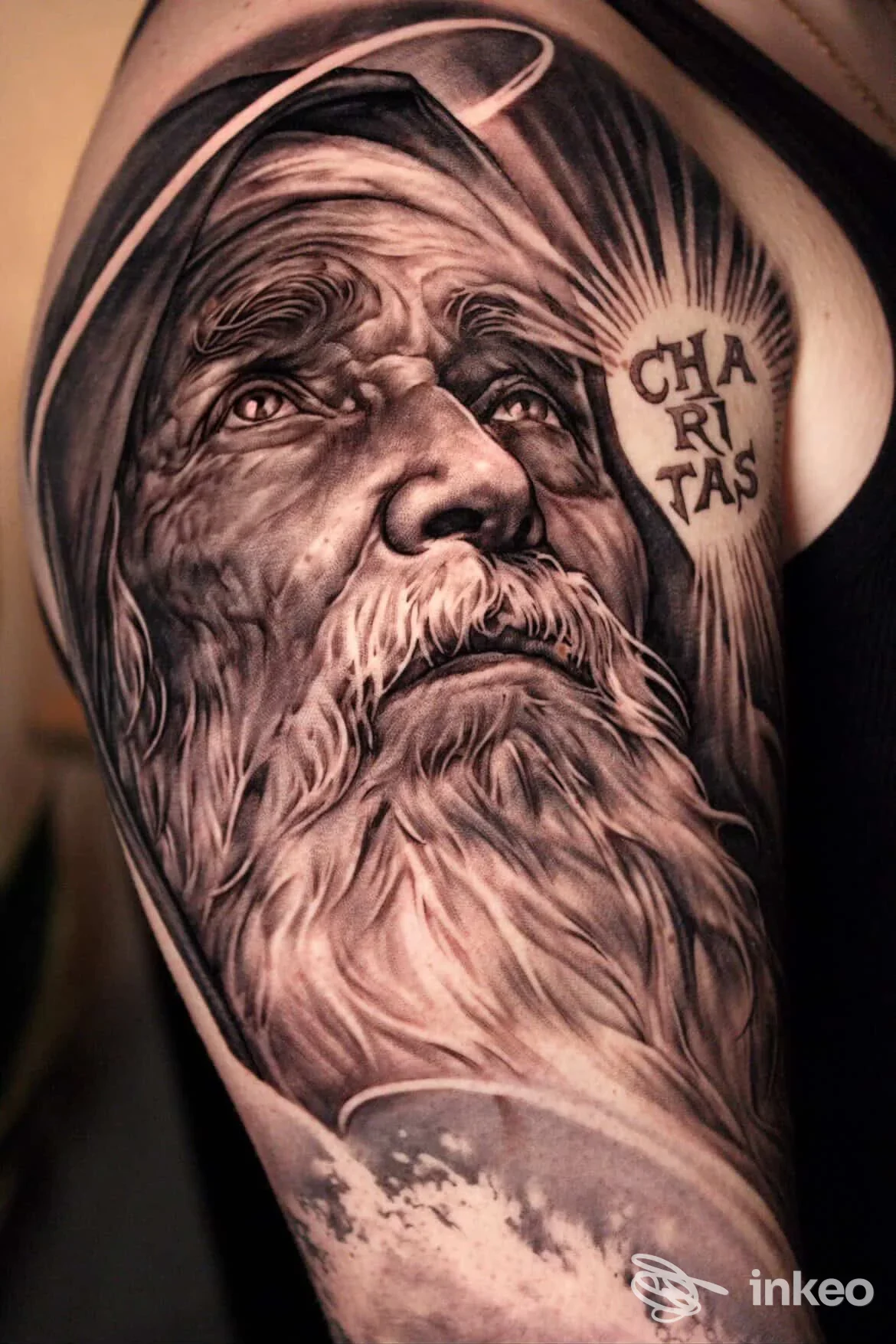 Tattoo realistico su braccio raffigurante uomo anziano con barba, realizzato dallo studio Petracore Tattoo Studio di Napoli.