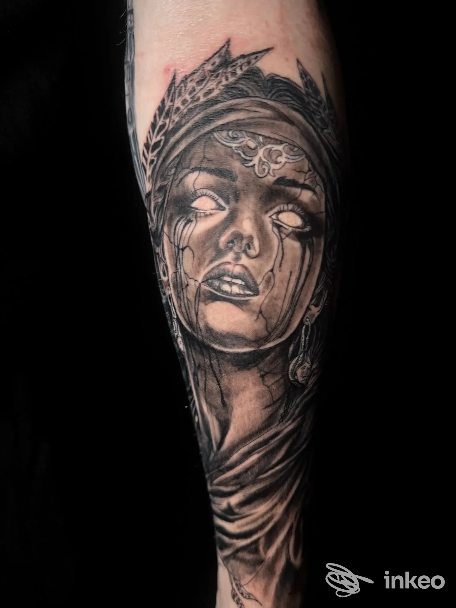 Tattoo in bianco e nero raffigurante una donna, realizzato su pelle, realizzato da Trinity Tattoo & Piercing a San Giorgio a Cremano.
