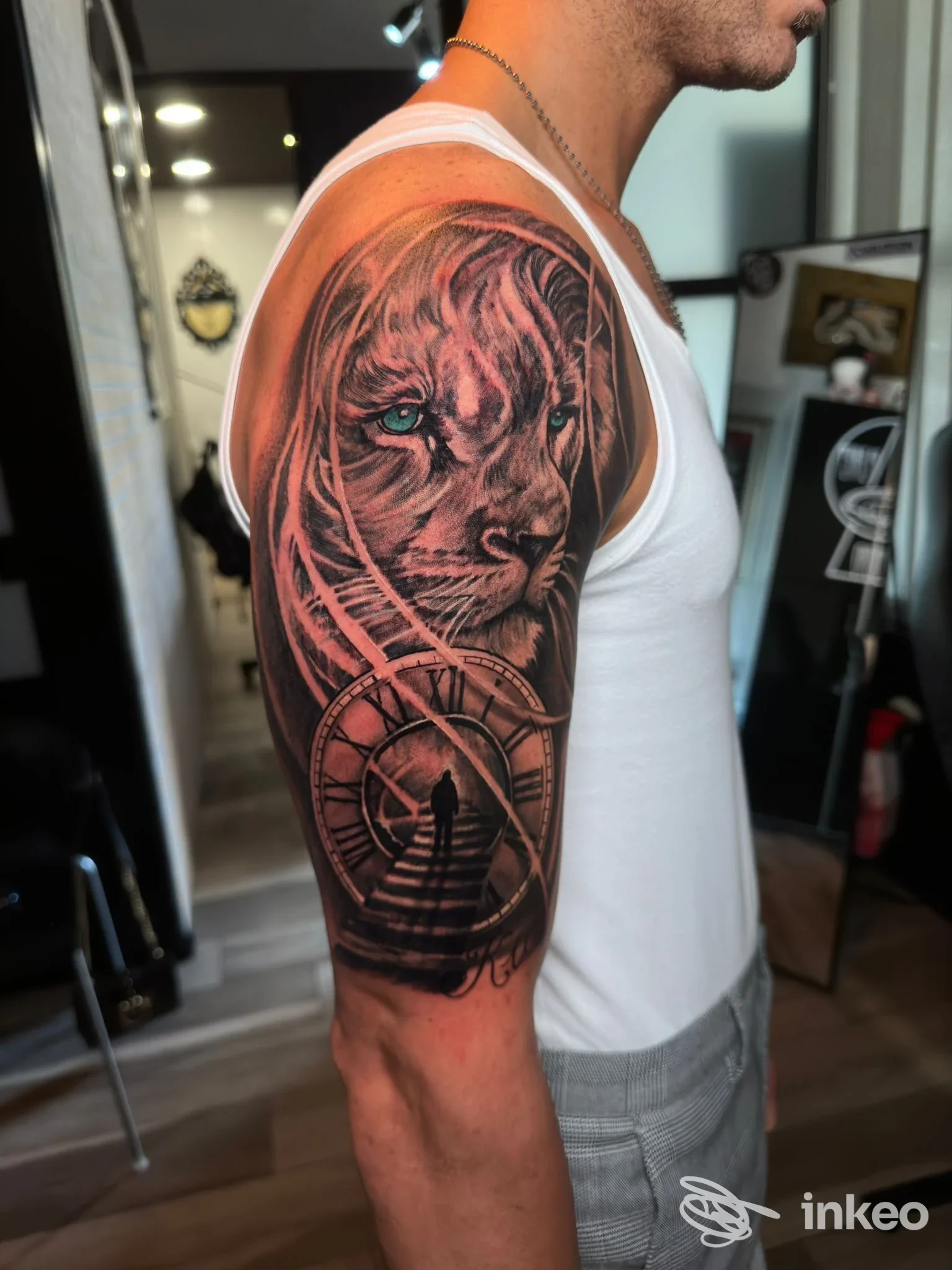 Tatuaggio realistico su braccio sinistro raffigurante una tigre e un orologio, realizzato in Tattoo Planet Studio a Mercato San Severino.
