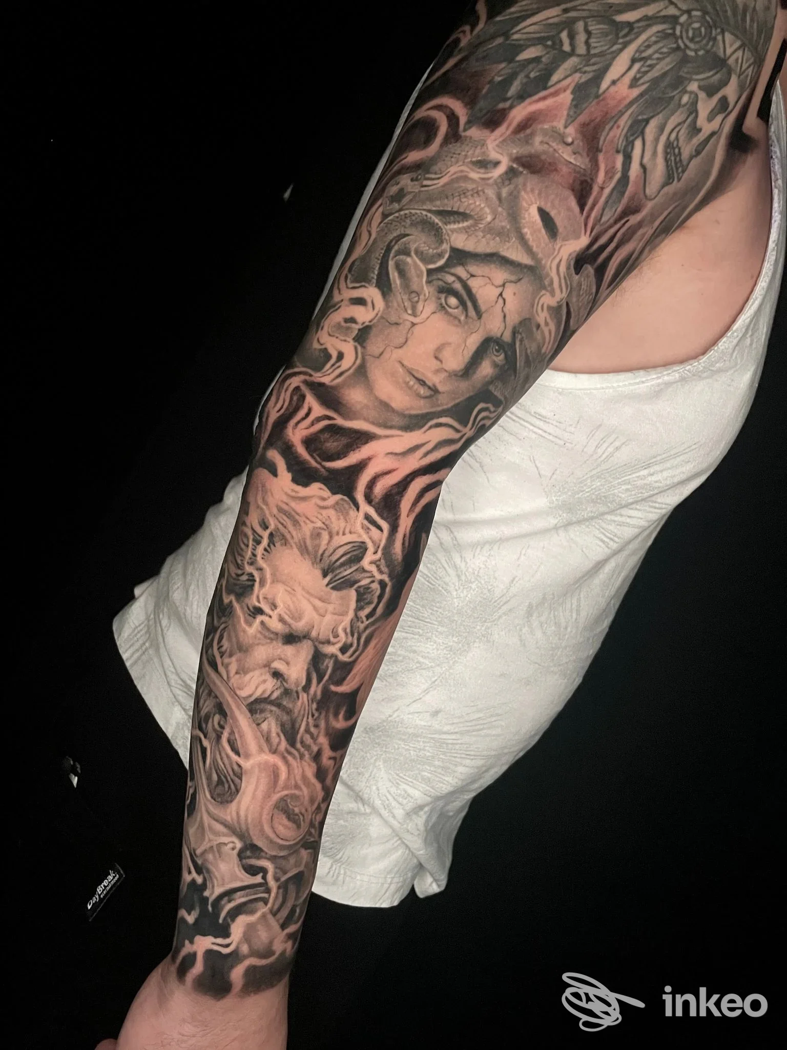 Tattoo realizzata sul braccio di una persona, ritratto in un’inquadratura laterale: braccio completamente tatuato con motivi intricati.