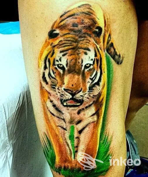 Tattoo realistico di tigre colorata visibile sul polpaccio, senza volto, foto di pelle nuda e colore vivace.