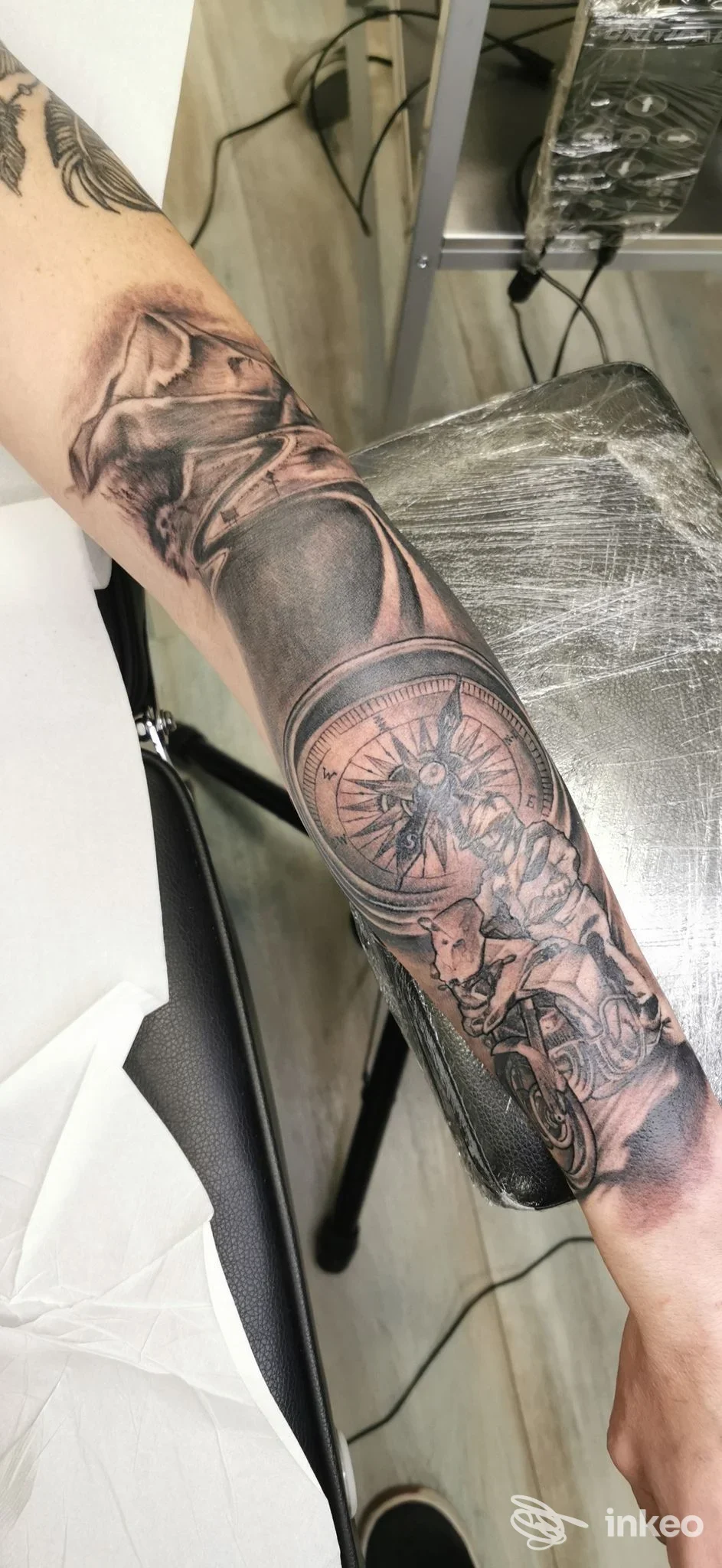 Tatuaggio in bianco e nero su avambraccio sinistro, dettagli intricati e sfumature, visibile in uno studio di tatuaggi a Piacenza, Blessed Tattoo Studio