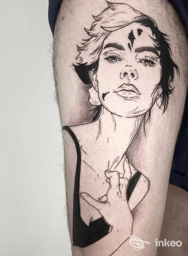 Tattoo in bianco e nero di una donna sul polpaccio, con volto centrale e mano in primo piano, senza testo aggiunto né watermark.