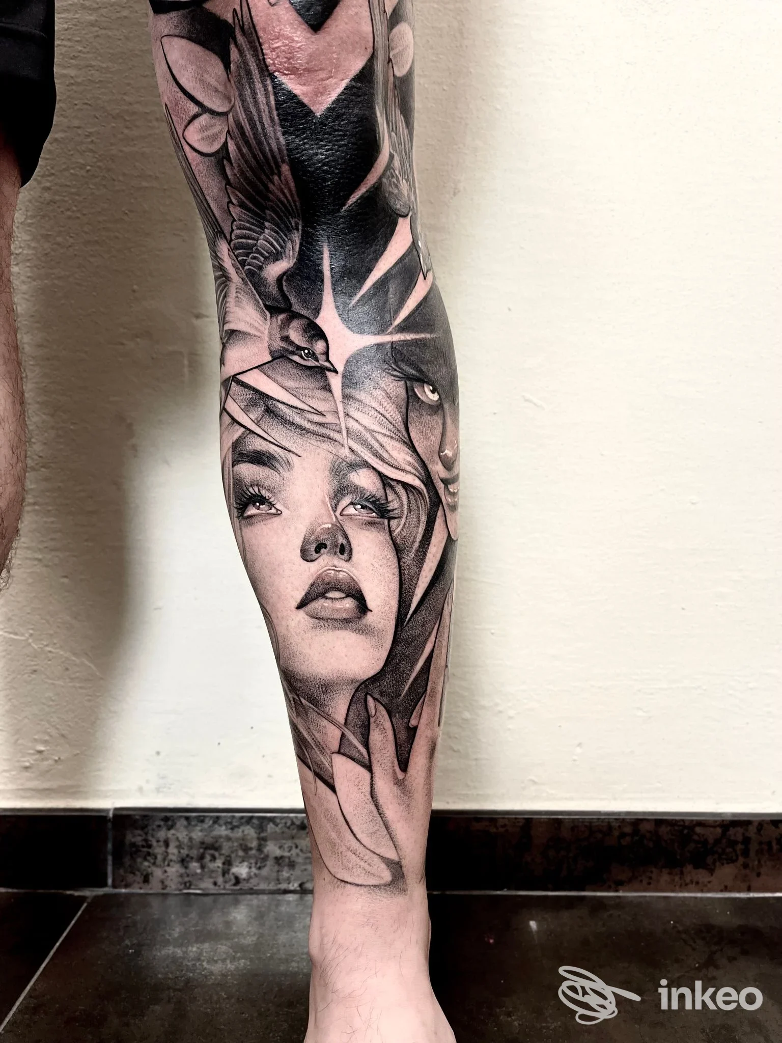 Tattoo realizzato sulla gamba destra: tatuaggio in bianco e nero con figura femminile e motivi floreali, visibile nello studio Inkali Tattoo a Parma.