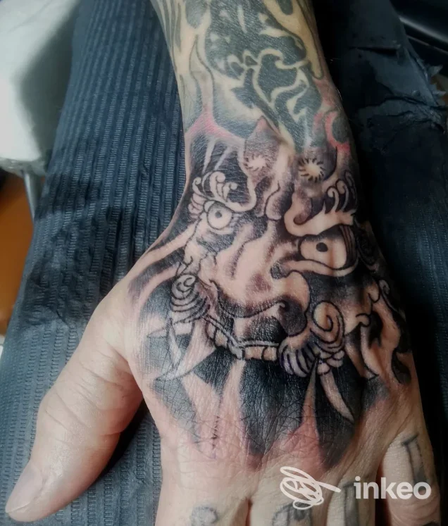 Tattoo sul polso visibile, realizzato sulla pelle con dettagli in bianco e nero. foto scattata a Traccianera Tattoo Studio, Vanzago.