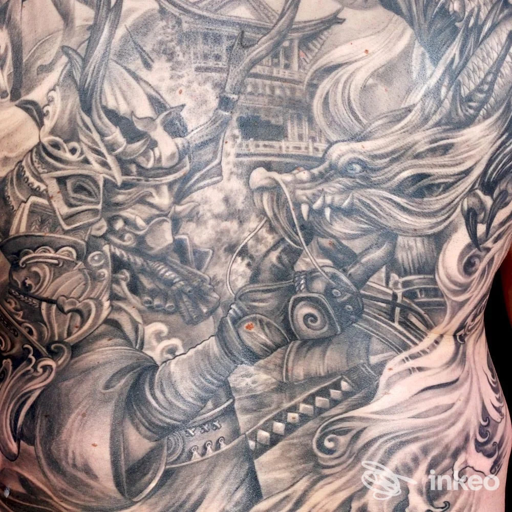Tattoo elaborato sul torace, con shading e contorni dettagliati, visibile su pelle reale; realizzato da Elisa Tattoo a Scandiano.