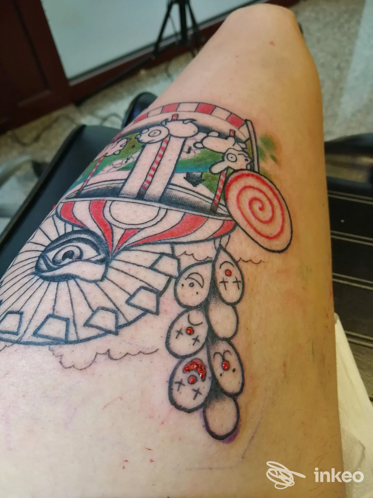 Tattoo colorato su gamba raffigurante personaggio stile cartoon, realizzato direttamente sulla pelle, senza volto visibile nella scena. Modena, studio Bolderline - Tattoo & Piercing.