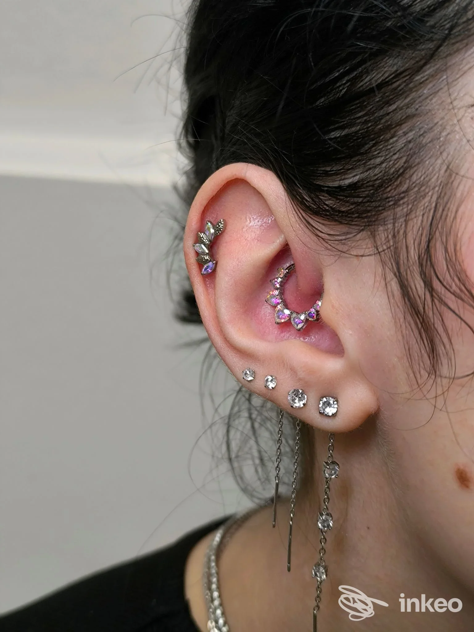 Primo piano di un orecchio con più piercing e gioielli, foto inviata da Trippy Piercing a San Pietro in Casale.