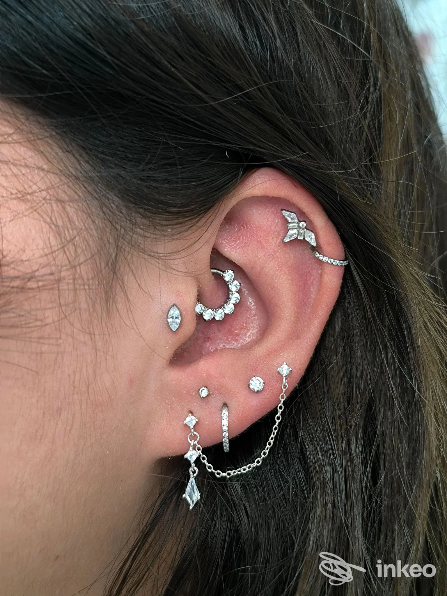 Primo piano del padiglione auricolare destro con diversi piercing e gioielli, foto fornita da Trippy Piercing, San Pietro in Casale.