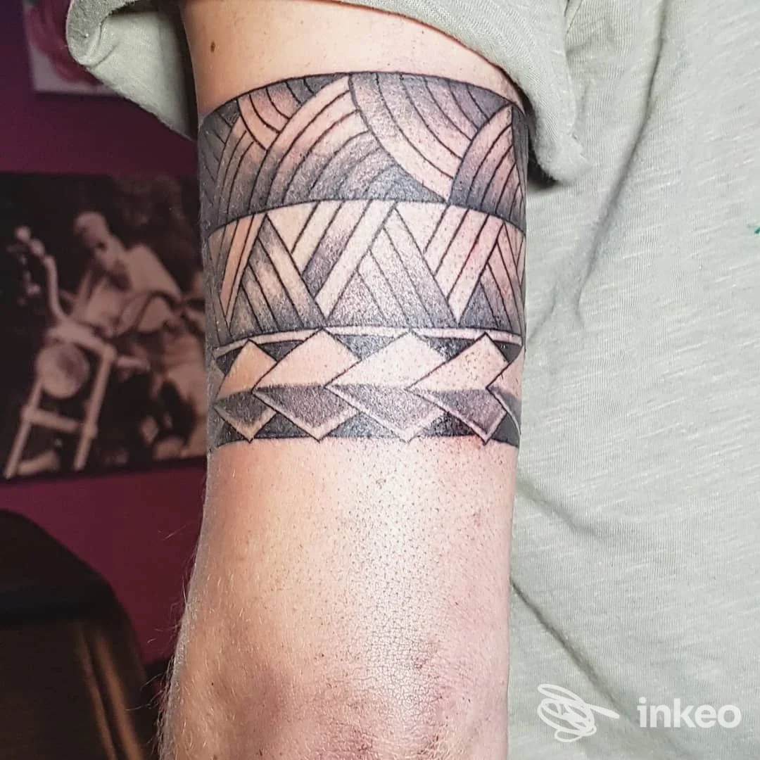 Tattoo geometrico in bianco e nero sull'avambraccio, disegno a bande e triangoli, eseguito su pelle reale presso Laura Capellini Tattoo Studio a Salsomaggiore Terme.