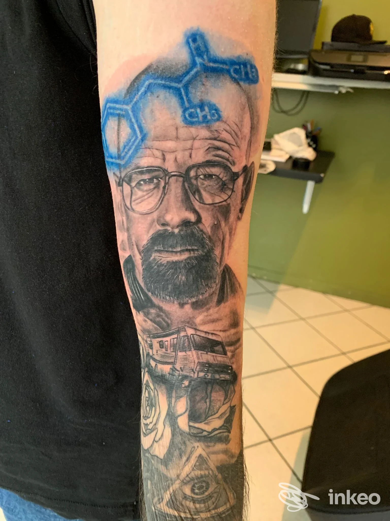Ritratto realistico di Walter White tatuato sull'avambraccio sinistro, con struttura chimica blu sopra; eseguito da Borderline Tattoo Store, Fidenza.
