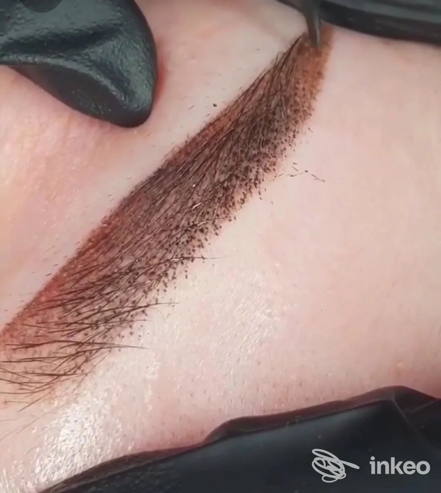 Microblading sopracciglia su pelle reale, trucco permanente in corso, studio Marta Aquila, Cesena.
