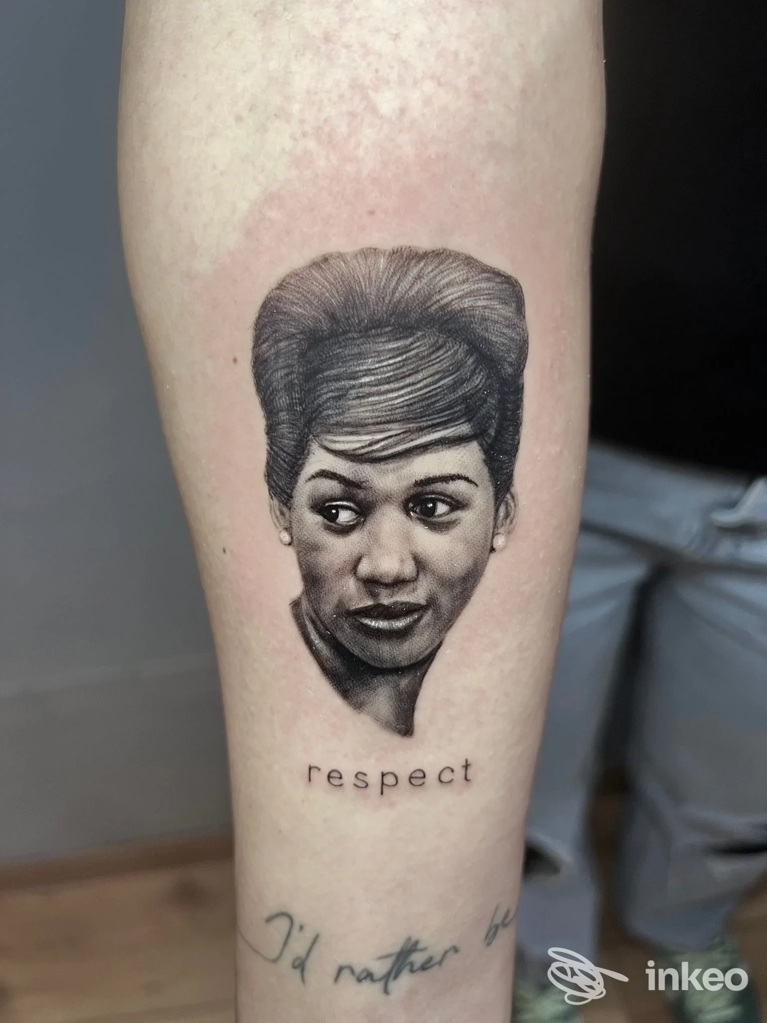 Tattoo sul braccio raffigurante il ritratto di una donna con la scritta Respect sotto, realizzato da Velvet Tattoo a Forlì.