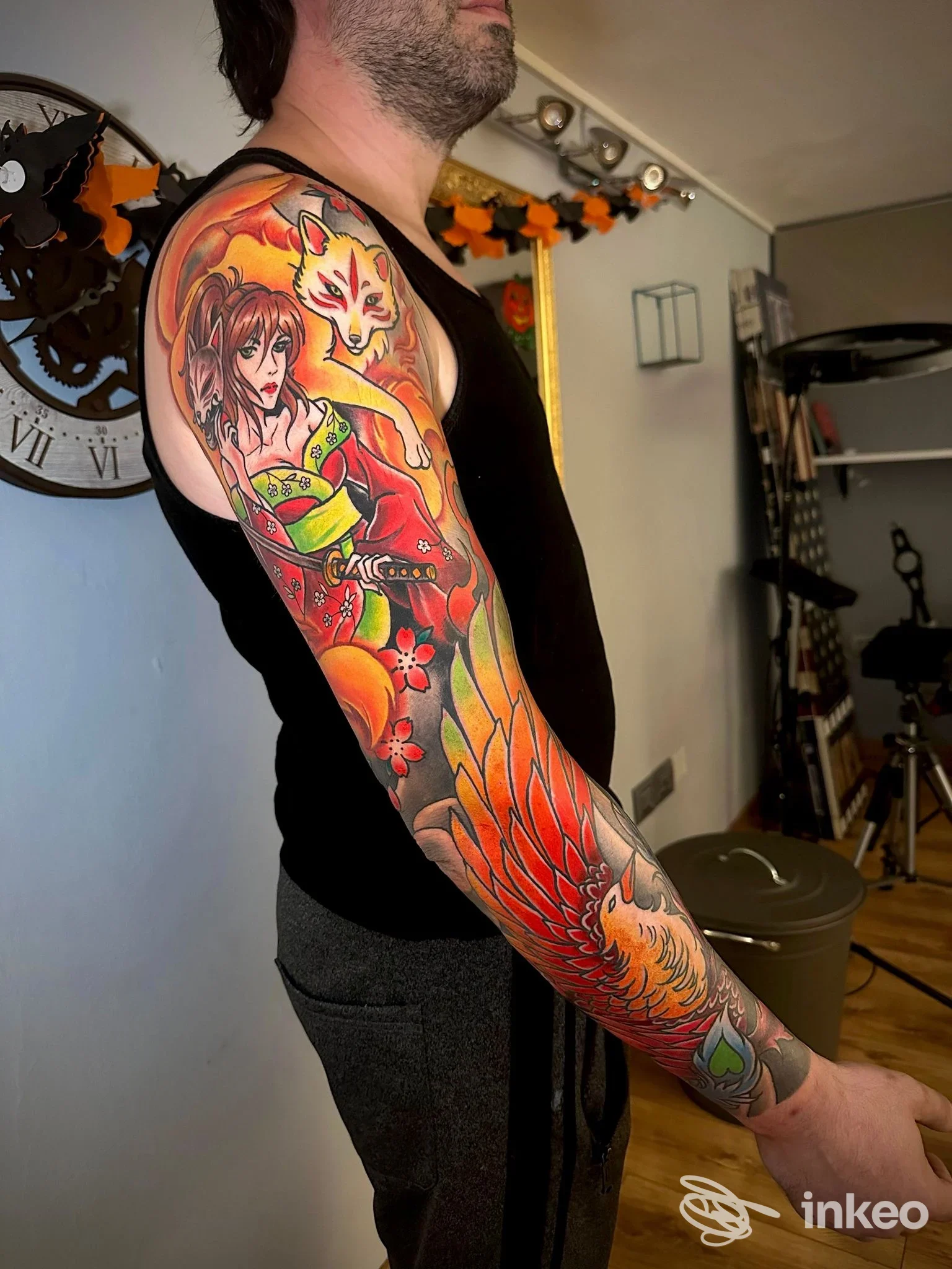 Tattoo sull'avambraccio sinistro di un uomo, stile giapponese fantasy a colori con personaggio femminile e fuoco, visibile nello studio Velvet Tattoo a Forlì.
