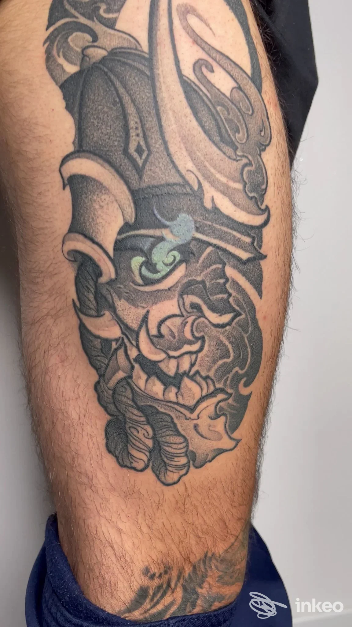 Tatuaggio realistico in stile scuro su gamba/nella zona inferiore della gamba, raffigurante una figura scheletrica con elmo e decorazioni, realizzato sulla pelle.