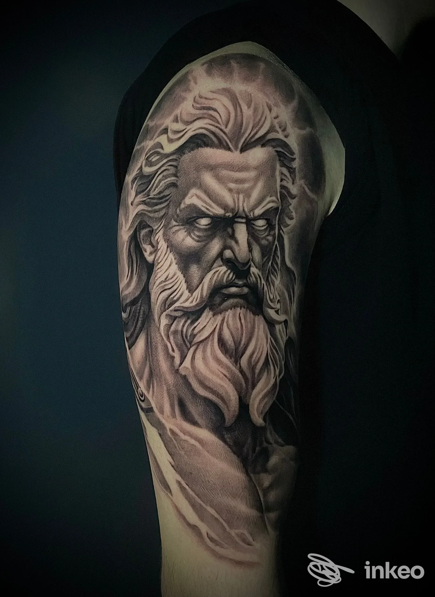 Tatuaggio realistico su braccio raffigurante un volto barbuto, realizzato su pelle umana; studio Bianco e Nero Tattoo Studio, San Polo d'Enza.