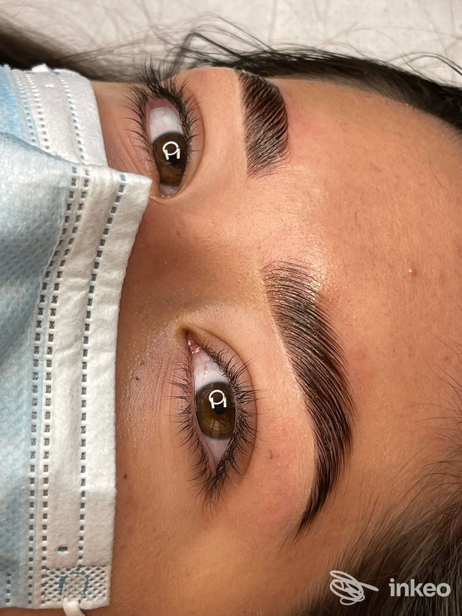 Sopracciglia pigmentate visibili su pelle reale, realizzate come trucco permanente, foto ravvicinata su volto parziale, studio Megbeautygoals a Cesena.
