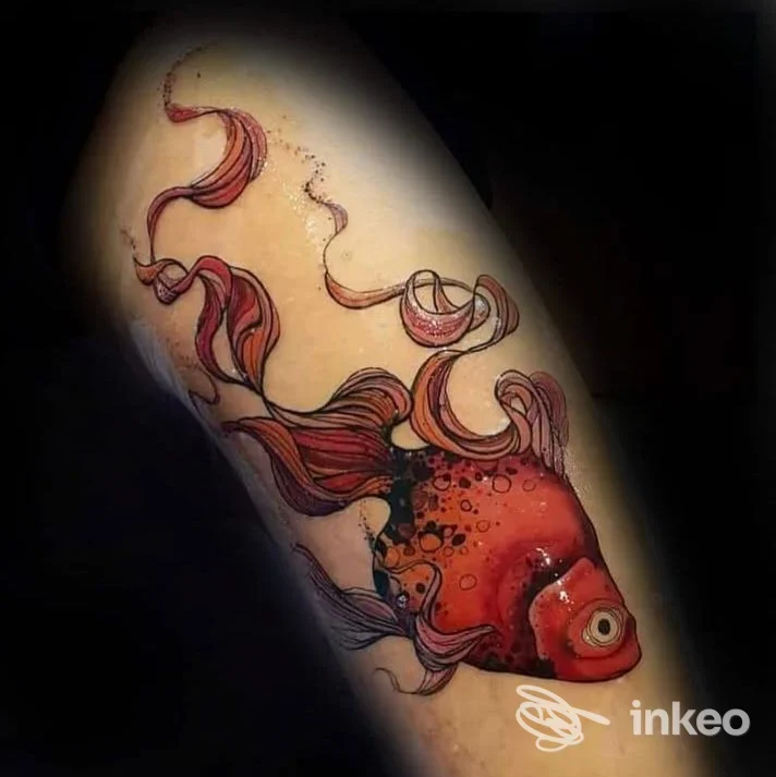 Tatuaggio su braccio raffigurante un pesce koi rosso/arancione, realizzato su pelle reale presso Black Dahlia Tattoo Studio a Parma.