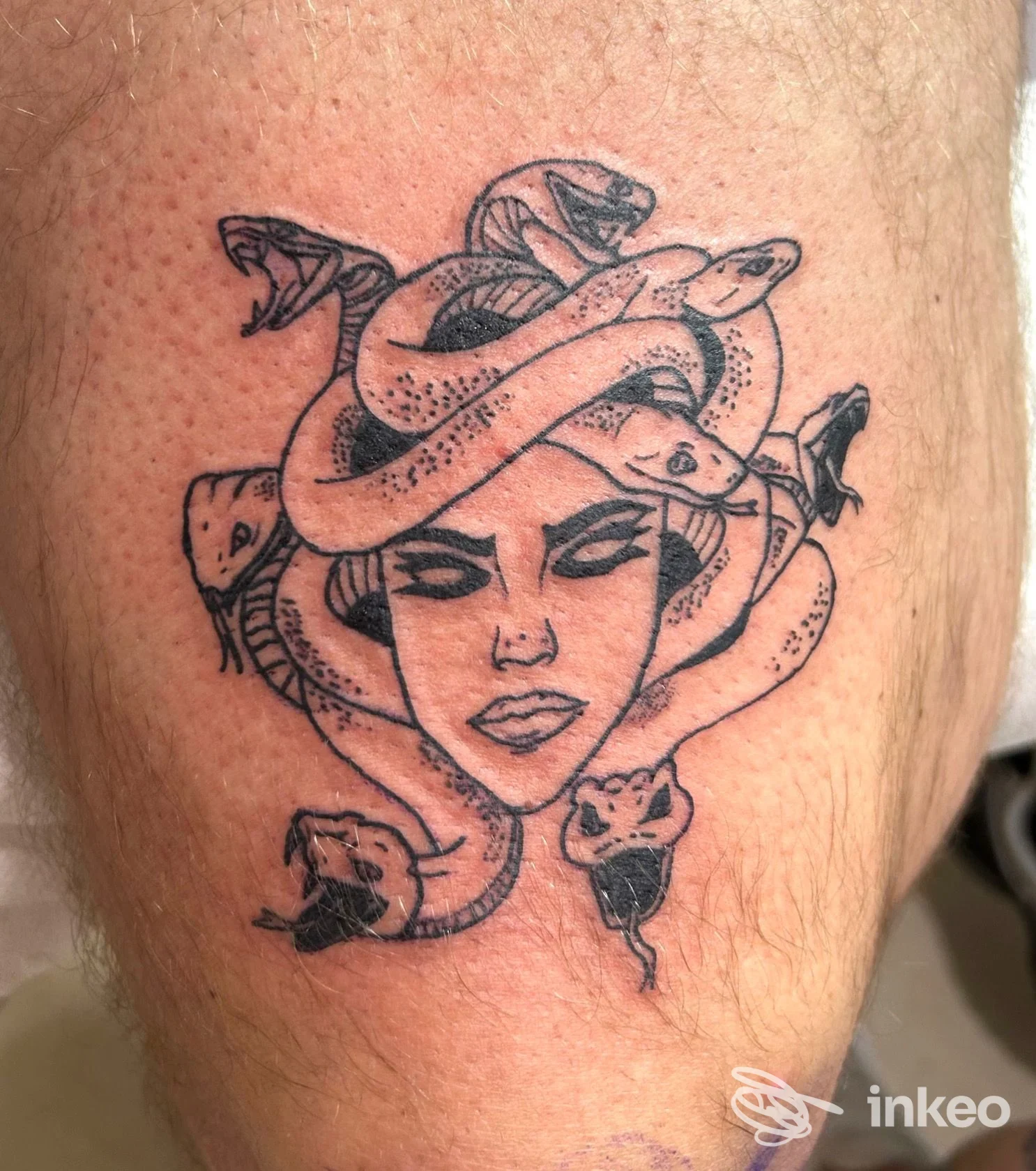 Medusa con serpenti tatuaggio sul polpaccio, linea nera pulita, stile tratteggio, Misano Adriatico.