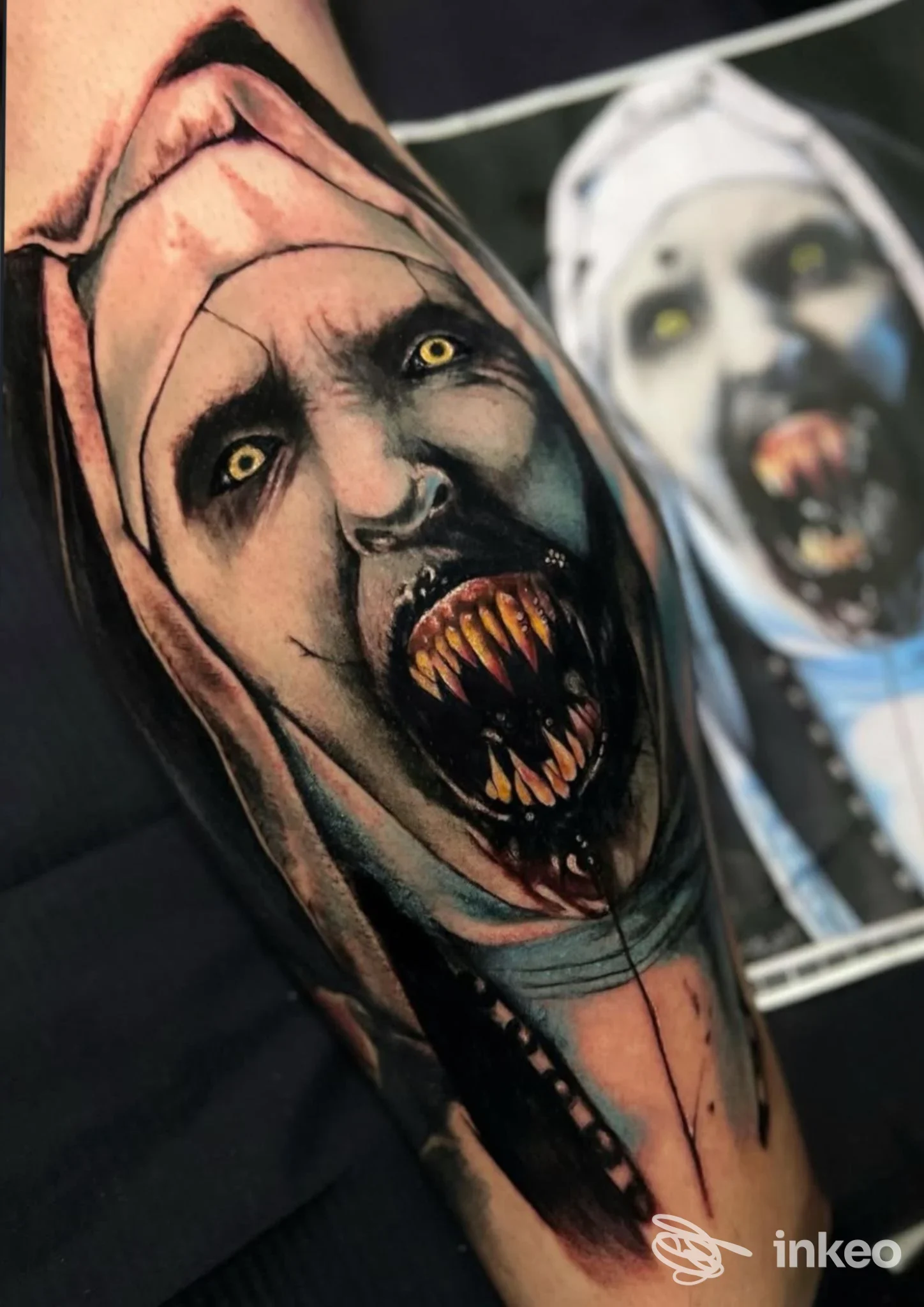 Tatuaggio realistico su braccio rappresentante una creatura mostruosa con denti aguzzi e occhi gialli, realizzato da Ninetink Tattoo Studio.