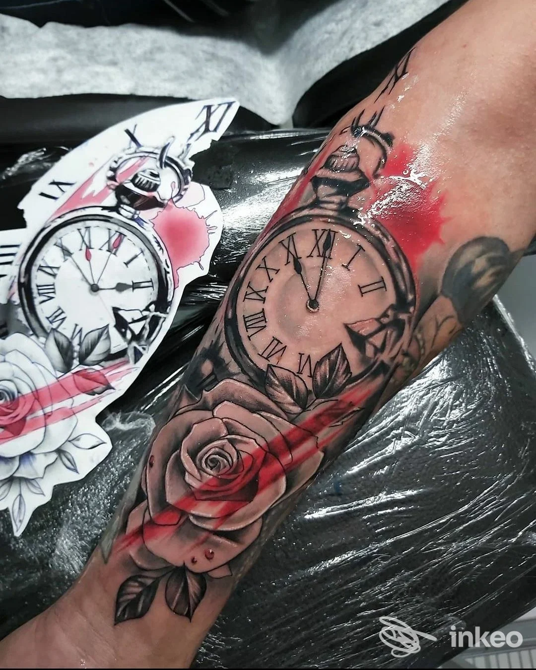 Tatuaggio realistico sull'avambraccio raffigurante un orologio con numeri romani e una rosa, eseguito da Ninetink tattoo studio.