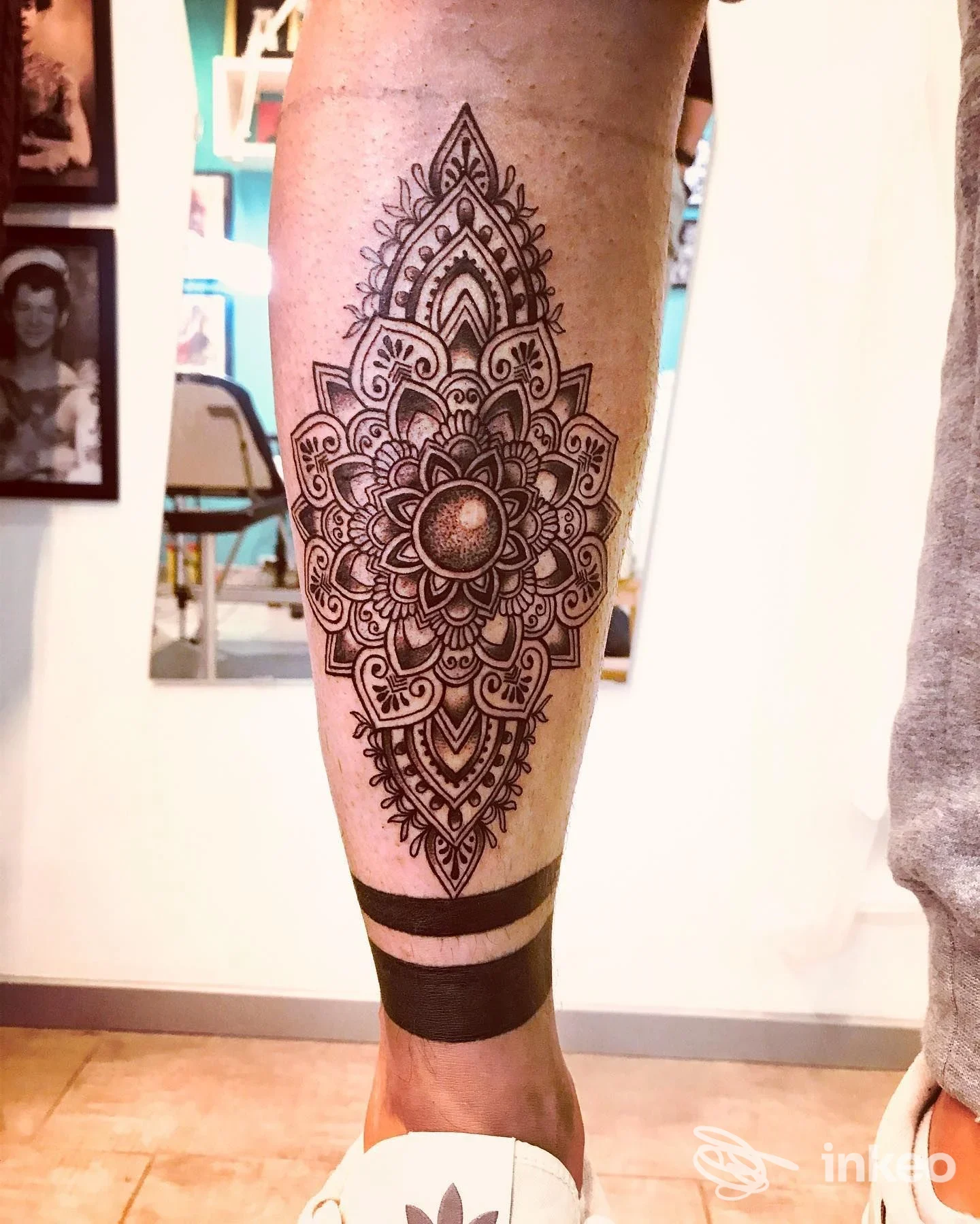 Tattoo ornamentale a mandala su gamba destra, disegno nero con motivi floreali e geometrico, presso Old Roger Tattoo Studio a Parma.