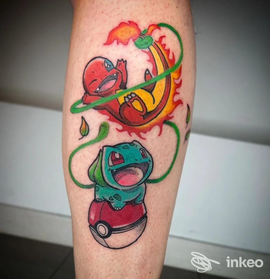 Tattoo colorato su avambraccio raffigurante due Pokèmon intrecciati, con fiamme e linee verdi. Lavoro reale su pelle, visibile chiaramente.