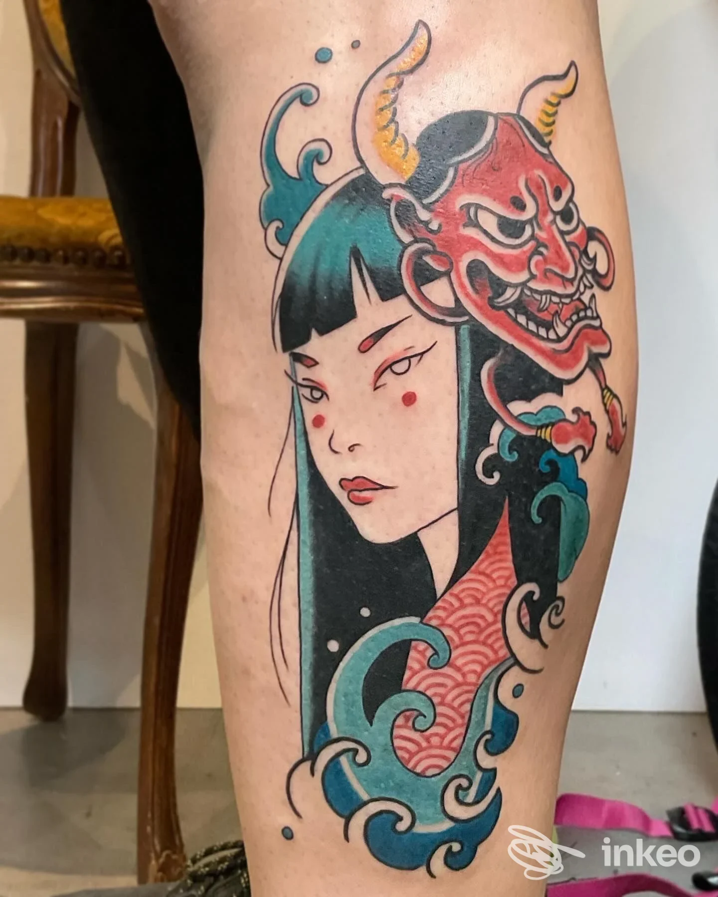 Tattoo giapponese su pelle raffigurante una donna con maschera demoniaca, realizzata dallo studio Now Warriors Tattoo Studio a Piacenza.